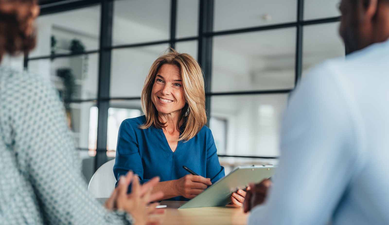 https://media.istockphoto.com/id/1335765175/es/foto/grupo-diverso-de-empresarios-que-trabajan.jpg?s=2048x2048&w=is&k=20&c=aTZPWscOVnXJrMluSnYXAp3ba0lSplFY1BnUsV5nxL4=