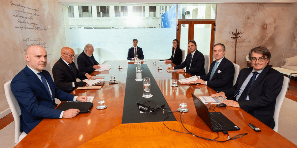El lehendakari recibe a Eusko Ganberak para abordar la competitividad, las infraestructuras y la Macrorregión Atlántica
